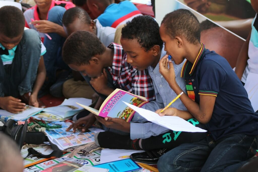 Niños negros leyendo