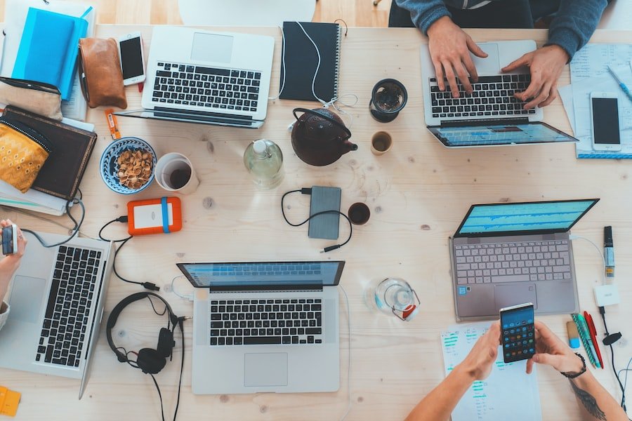 ordenadores en una mesa de trabajo