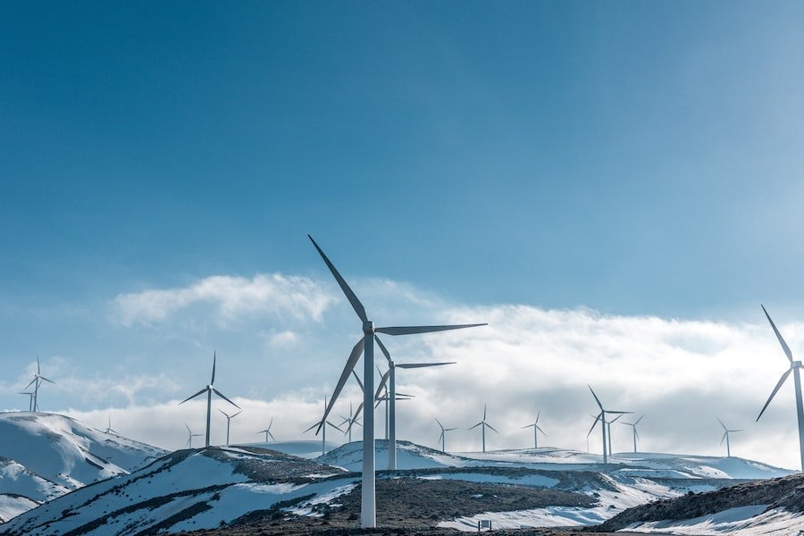 Molinos de energía eólica en montañas con nieve