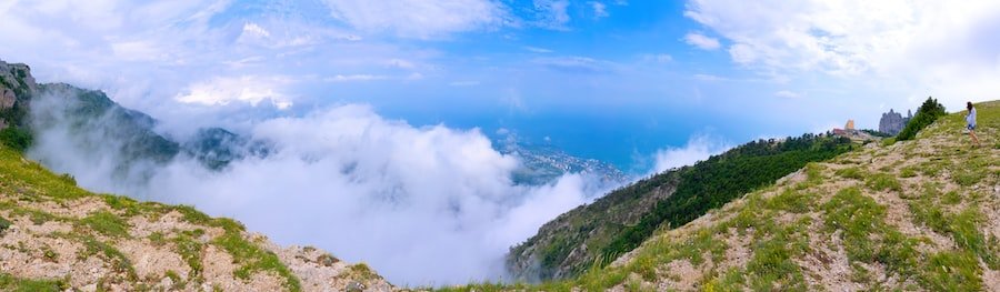 Paisaje montañoso con nubes balas