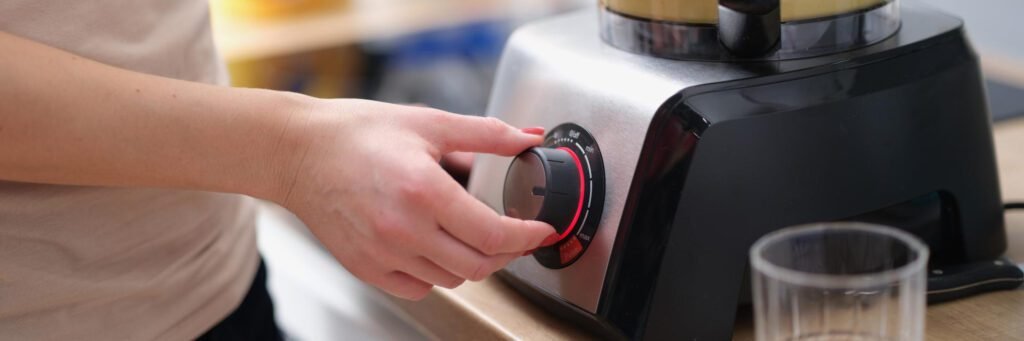 mujer está haciendo batido o mezclando masa en licuadora eléctrica