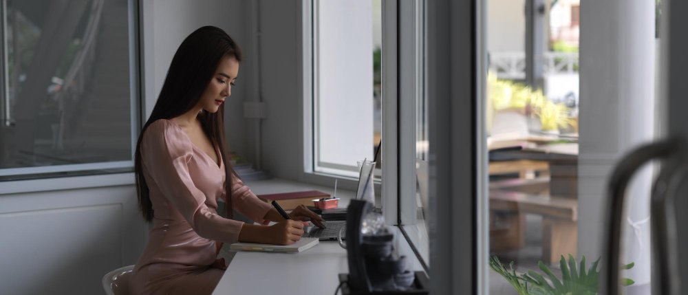 mujer usando teléfono móvil en la ventana programando un asistente virtual de su hogar