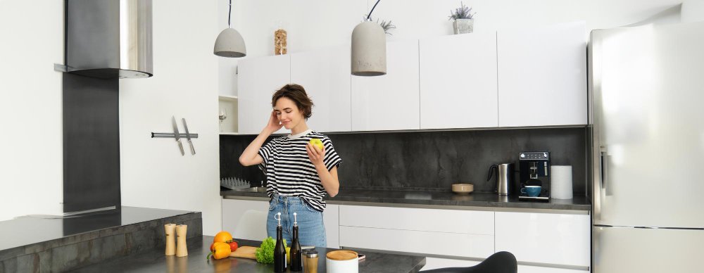 retrato de una joven cocinando ensalada linda chica vegana cortando verduras en el mostrador de la cocina